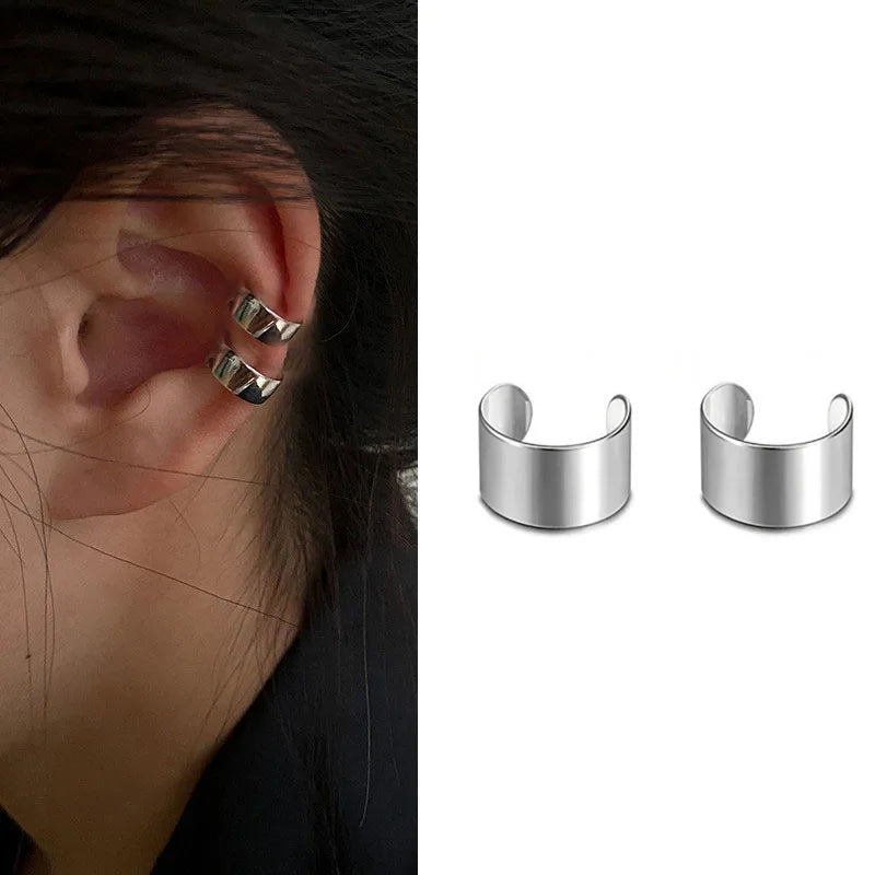 Boucles d'oreilles créoles tendance en résine blanche et marron – Motif gardénia