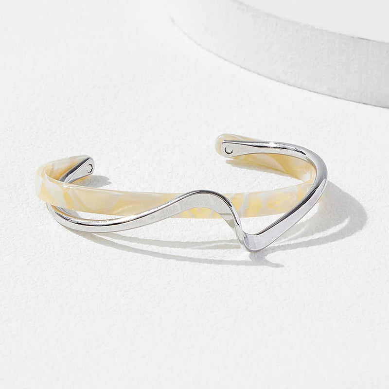 Bracelet jonc ouvert géométrique en acrylique blanc en forme de C pour femme – Bracelet manchette minimaliste en métal, bijou tendance moderne à offrir