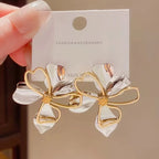 Pendientes de aro con flores de resina blanca y marrón de moda: diseño llamativo de gardenia