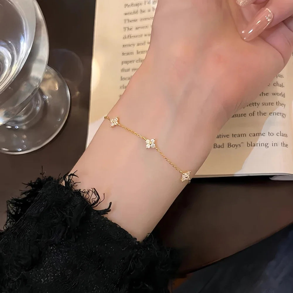 Collier trèfle à quatre feuilles plaqué or 18 carats pour femme – Acier inoxydable avec détails en zircone | Cadeau bijou de luxe
