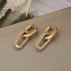 Pendientes de aro retro de doble bucle con diseño geométrico dorado y plateado.