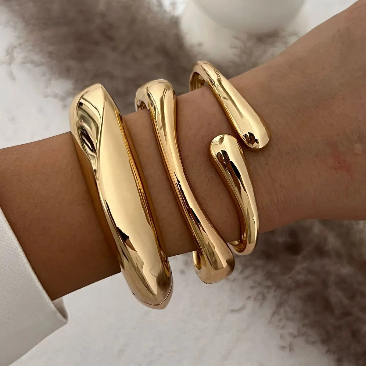 Bracelet jonc large Elariah Bold Irregular Gold – Bracelet géométrique brillant tendance (6 cm)