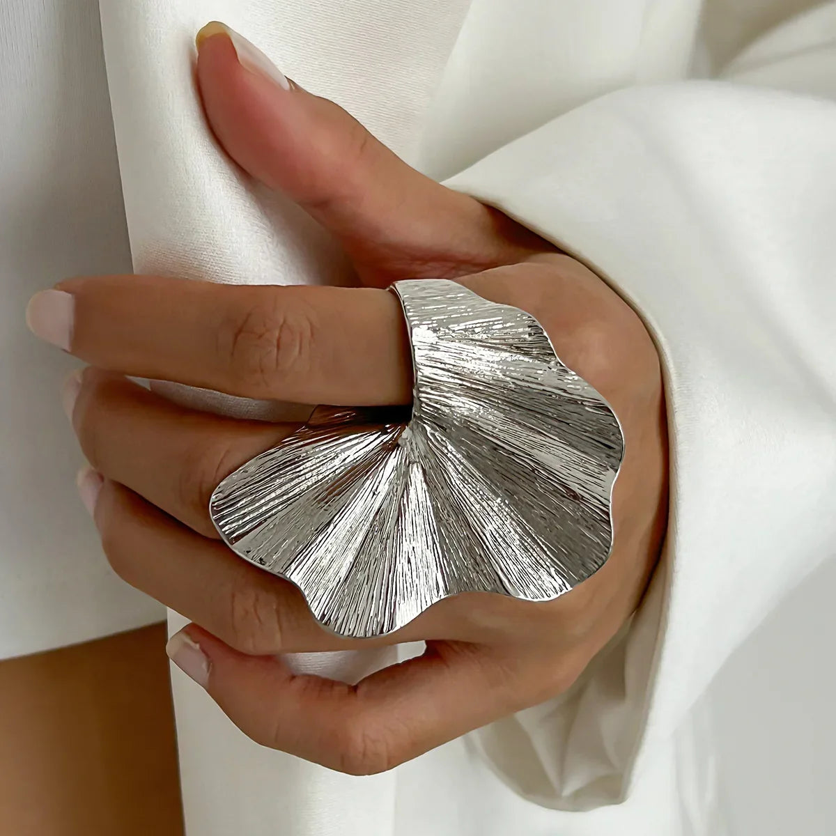 Anillo de hoja de ginkgo chapado en oro de 14 quilates para mujer: anillo de cóctel ajustable y llamativo | Diseño de abanico inspirado en la naturaleza