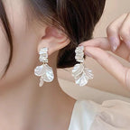 Boucles d'oreilles pendantes en forme de boule de pétales de perles – Boucles d'oreilles longues géométriques à fleurs pour femmes