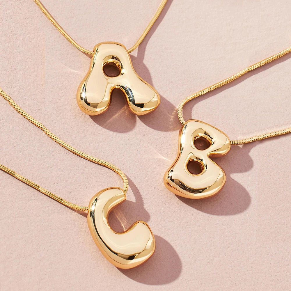Collier Initiale Doré – Pendentif Lettre Bulle Épaisse en Acier Inoxydable | Bijoux Elariah