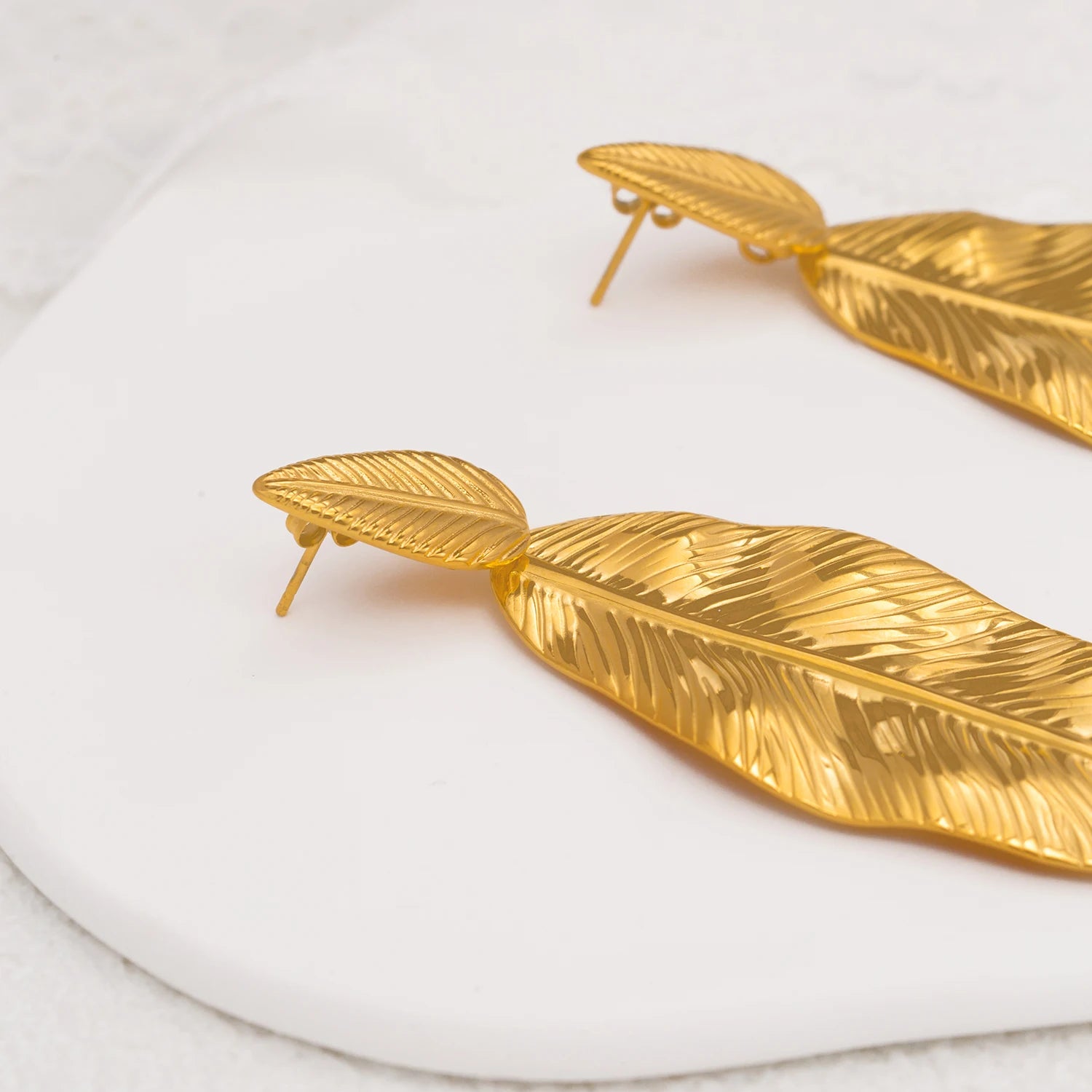 Boucles d'oreilles pendantes élégantes en forme de feuille pour femme – Acier inoxydable plaqué or 18 carats, hypoallergénique