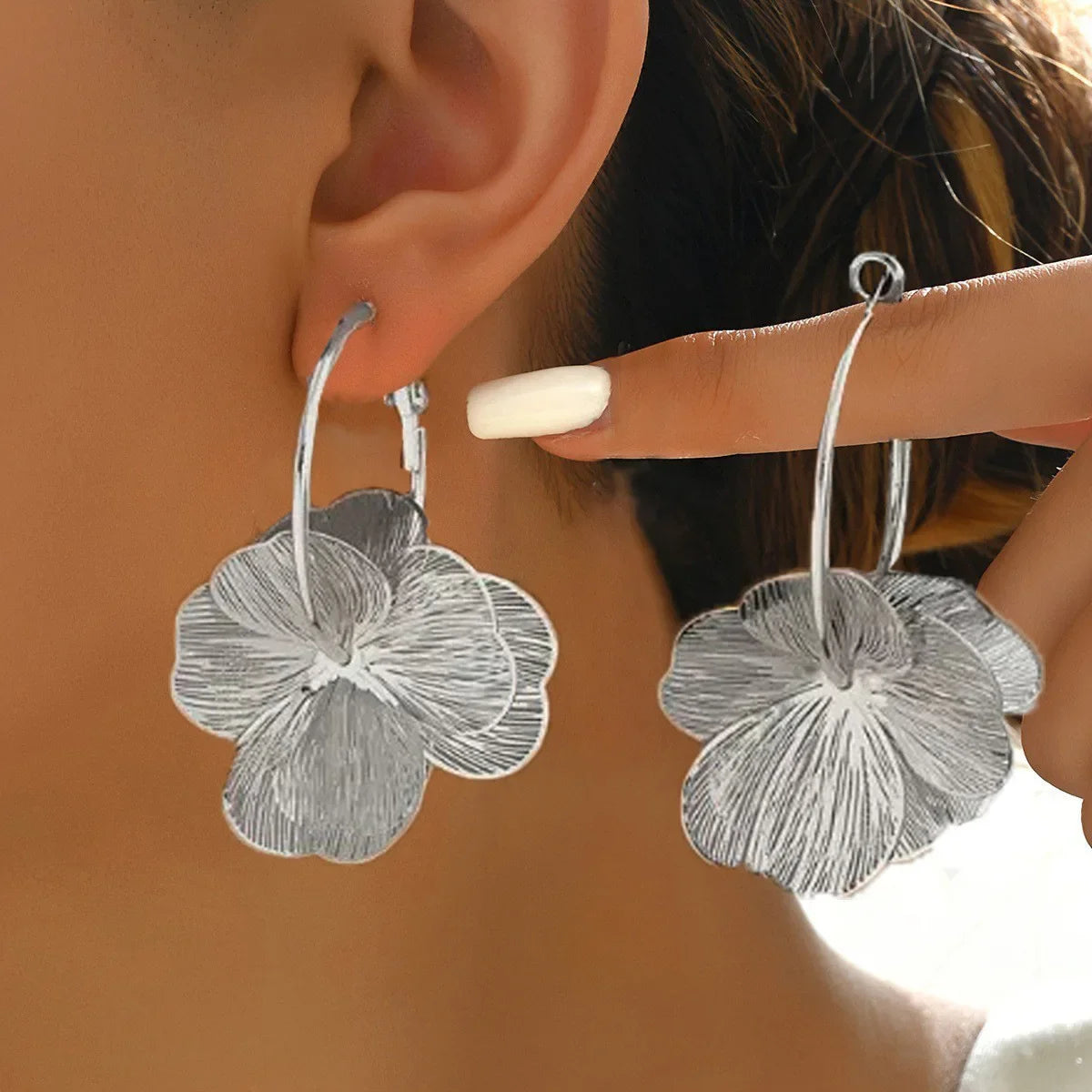 Boucles d'oreilles créoles dorées à double couche et fleurs creuses – Design ethnique vintage pour femme