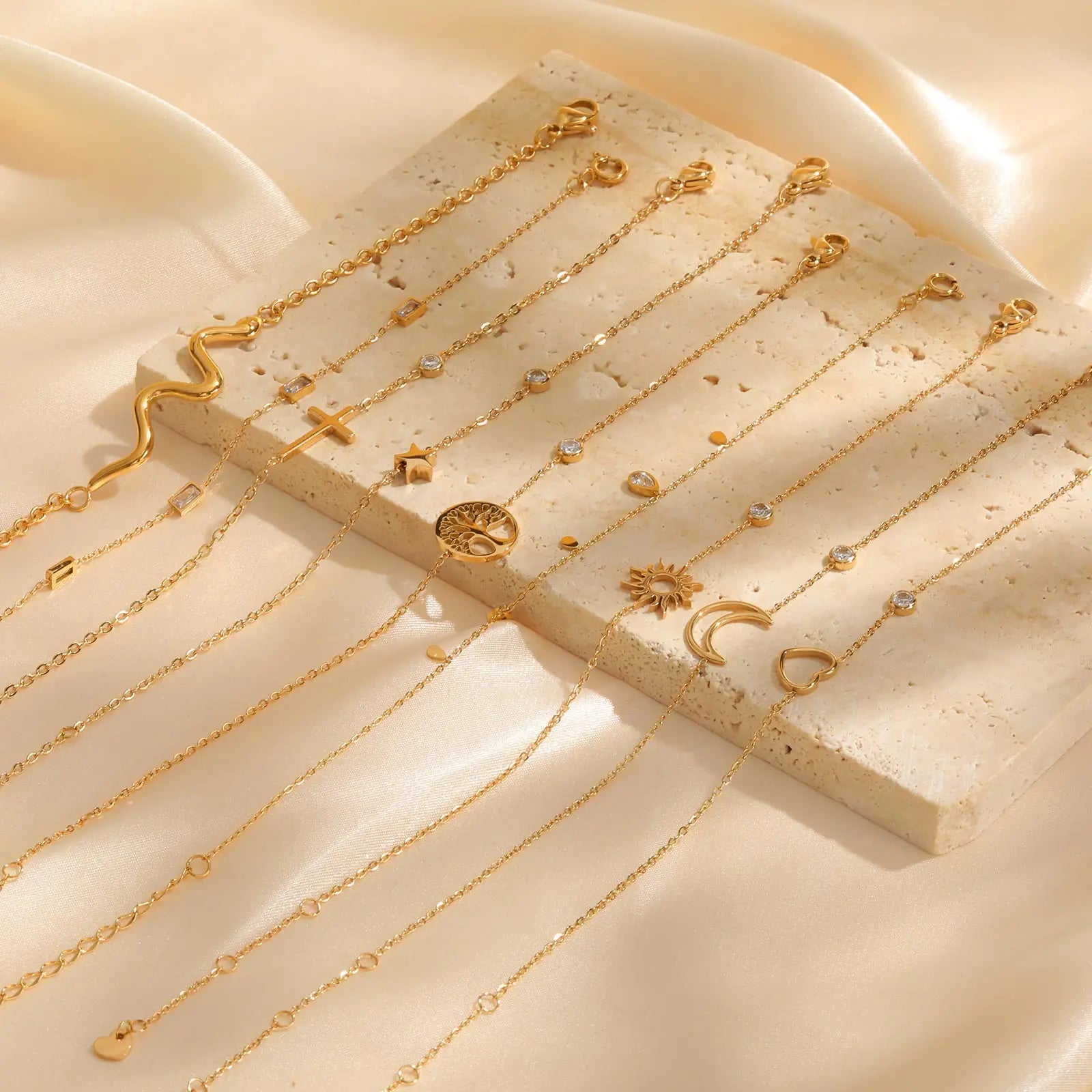 Bracelet minimaliste à breloques croix, croissant de lune et étoile pour femme – Bracelet fin en acier inoxydable à maillons dorés ajustables