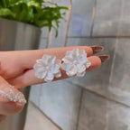 Boucles d'oreilles pendantes en forme de boule de pétales de perles – Boucles d'oreilles longues géométriques à fleurs pour femmes