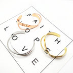 Pulsera Mobius de acero inoxidable chapada en oro: brazalete ajustable de lujo para mujer