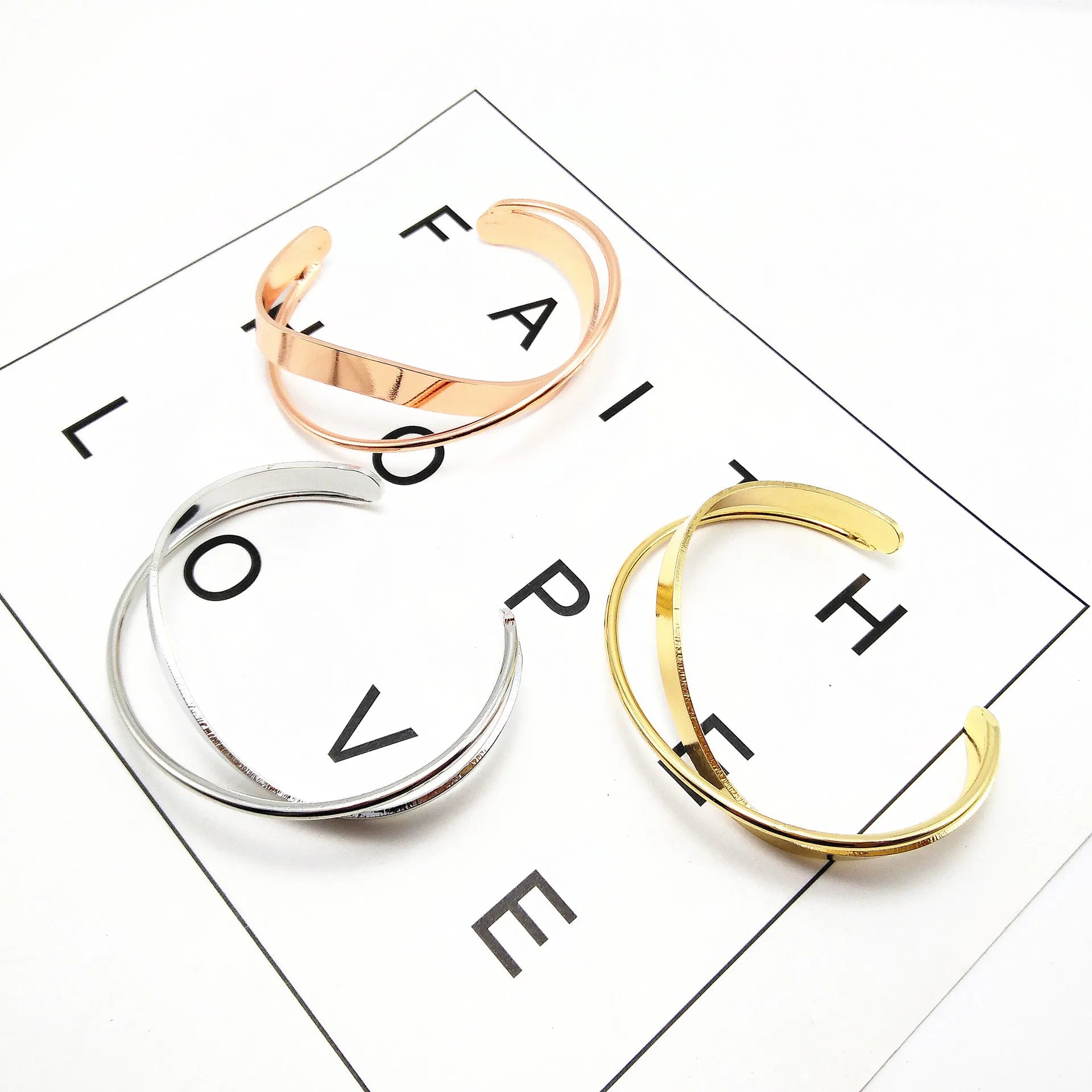 Pulsera Mobius de acero inoxidable chapada en oro: brazalete ajustable de lujo para mujer