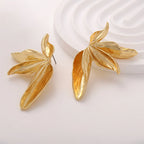 Pendientes grandes de metal texturizado con forma de flor: joyas llamativas para mujer