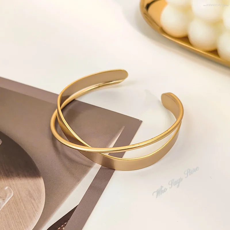 Pulsera Mobius de acero inoxidable chapada en oro: brazalete ajustable de lujo para mujer