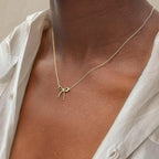 Collar con colgante de lazo delicado: gargantilla chapada en oro y plata para mujer