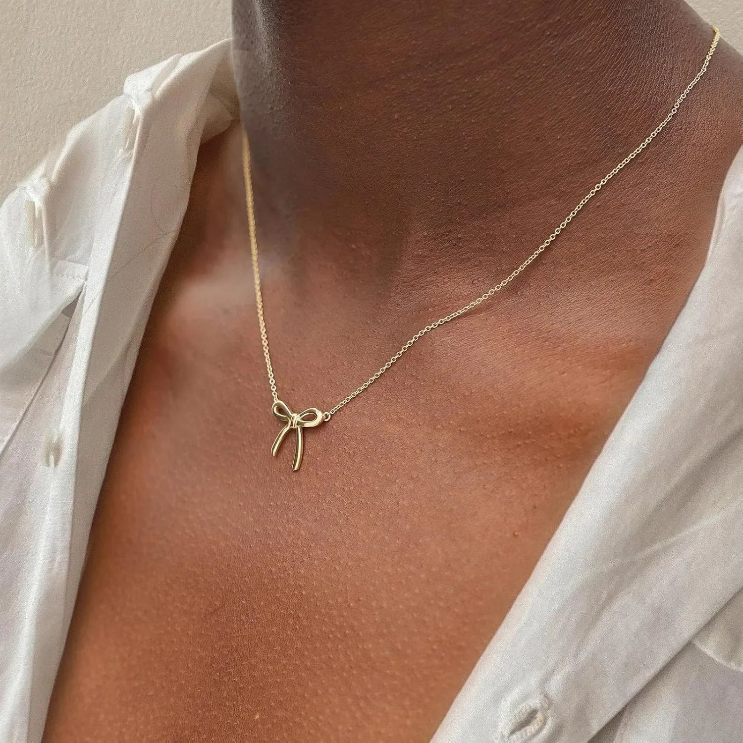 Collar con colgante de lazo delicado: gargantilla chapada en oro y plata para mujer