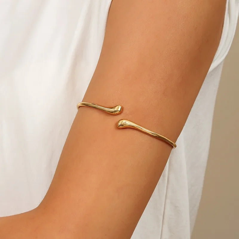 Bracelet manchette torsadé géométrique tendance pour le bras – Bracelet ajustable en forme de goutte d'eau pour femme