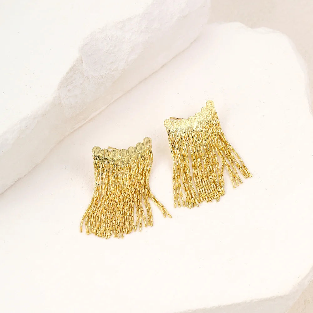 Pendientes llamativos con borlas doradas y brillantes: elegante diseño largo para mujer