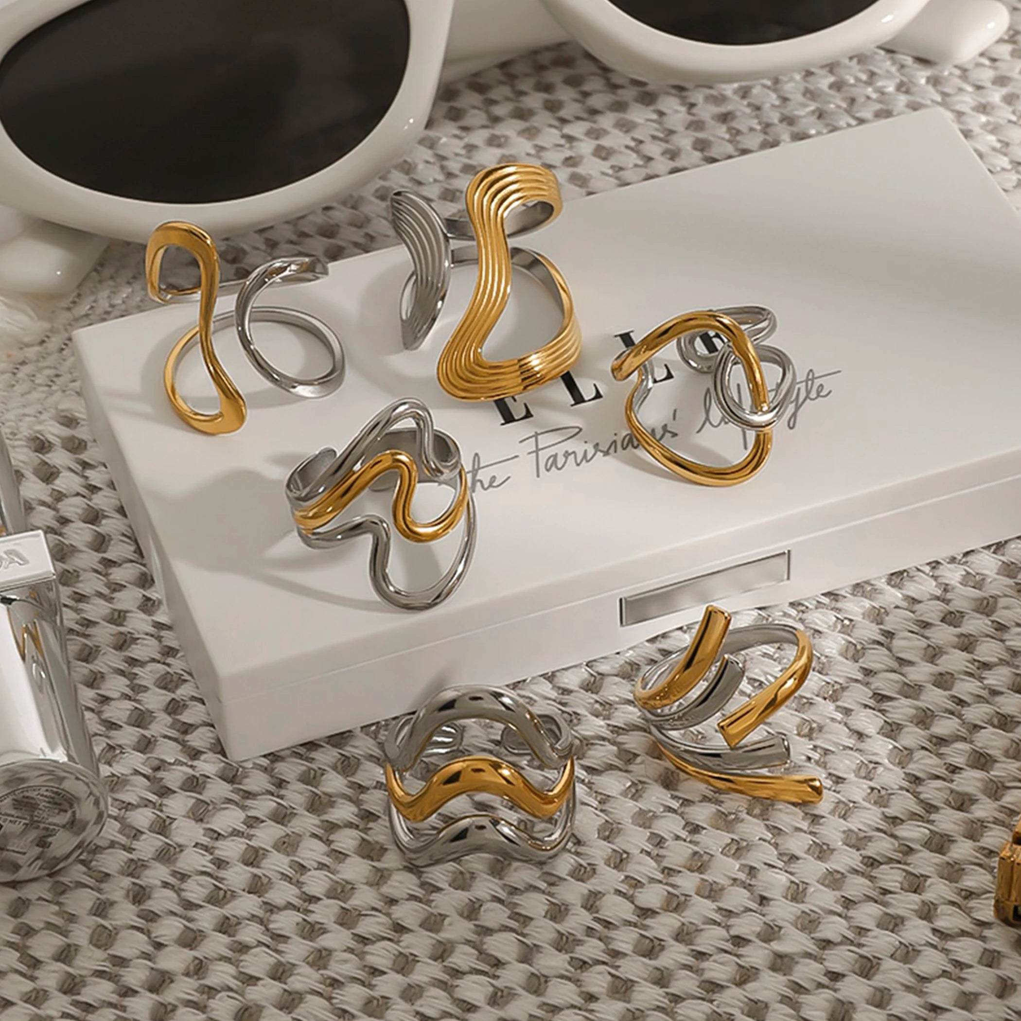 Anillo minimalista irregular de dos tonos: acero inoxidable chapado en oro de 18 quilates, joyería apilable para mujer.
