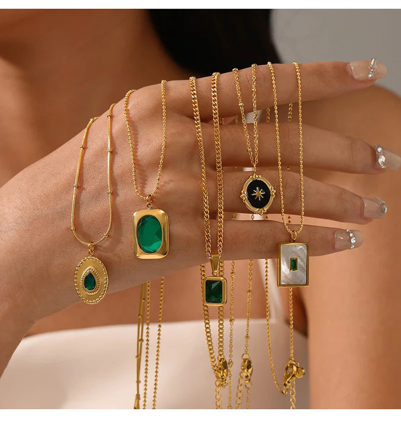 French Vintage Star & Moon Necklace – 316L Stainless Steel Celestial Pendant Chain (Unisex, Gold Tone) | ELARIAH