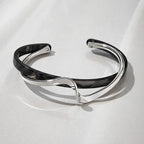 Bracelet jonc ouvert géométrique en acrylique blanc en forme de C pour femme – Bracelet manchette minimaliste en métal, bijou tendance moderne à offrir