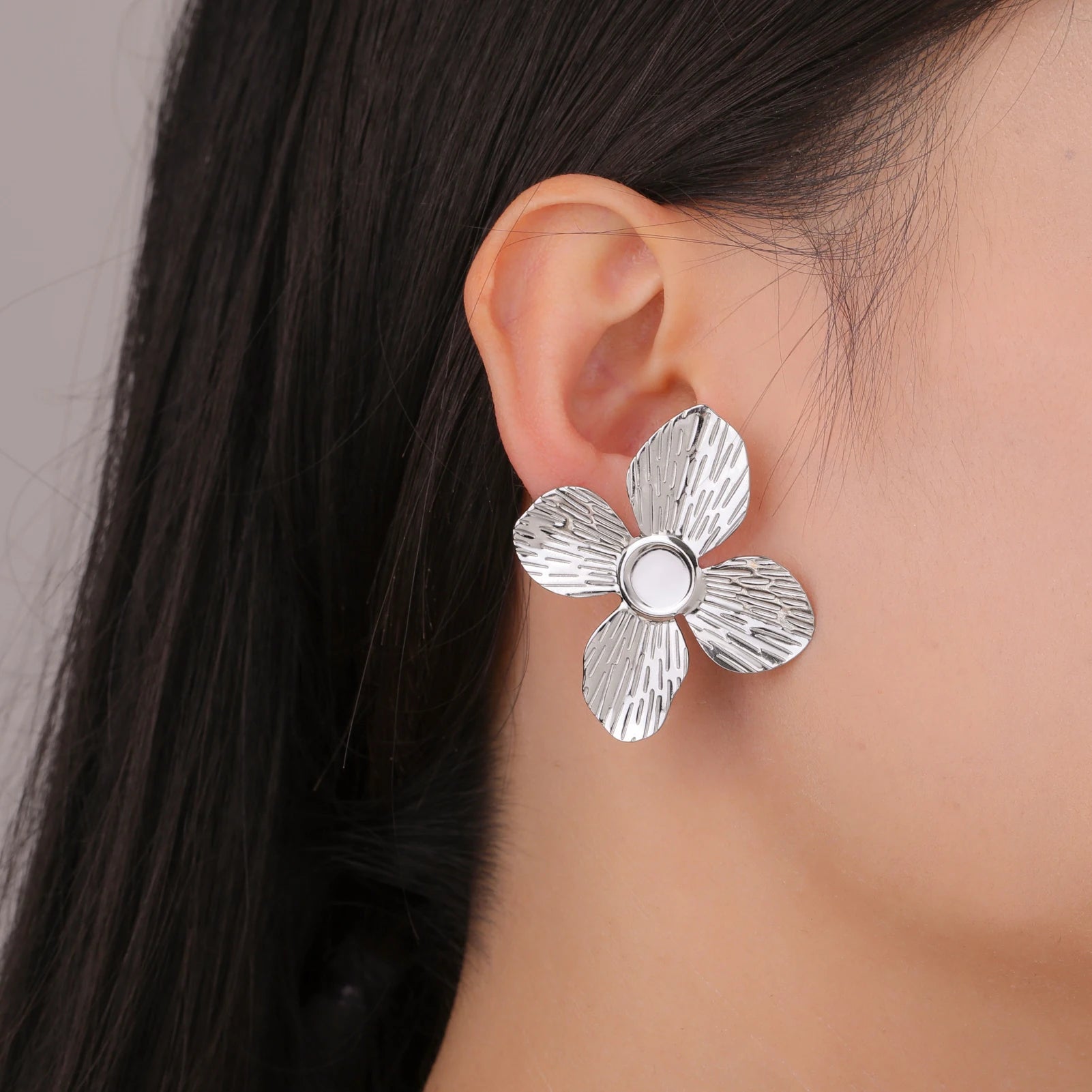Pendientes Unift Vintage con diseño de flores para mujer: joyas bohemias de acero inoxidable chapado en oro de 14 quilates.