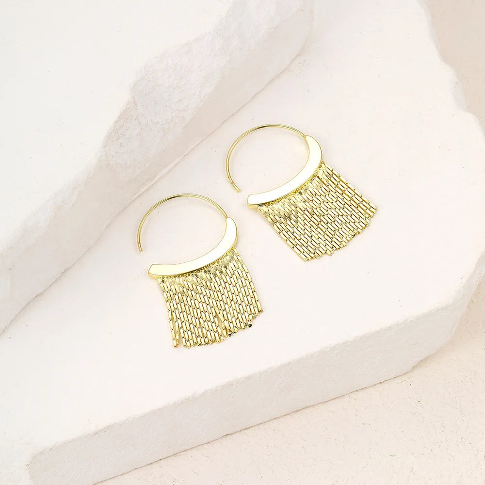 Pendientes llamativos con borlas doradas y brillantes: elegante diseño largo para mujer