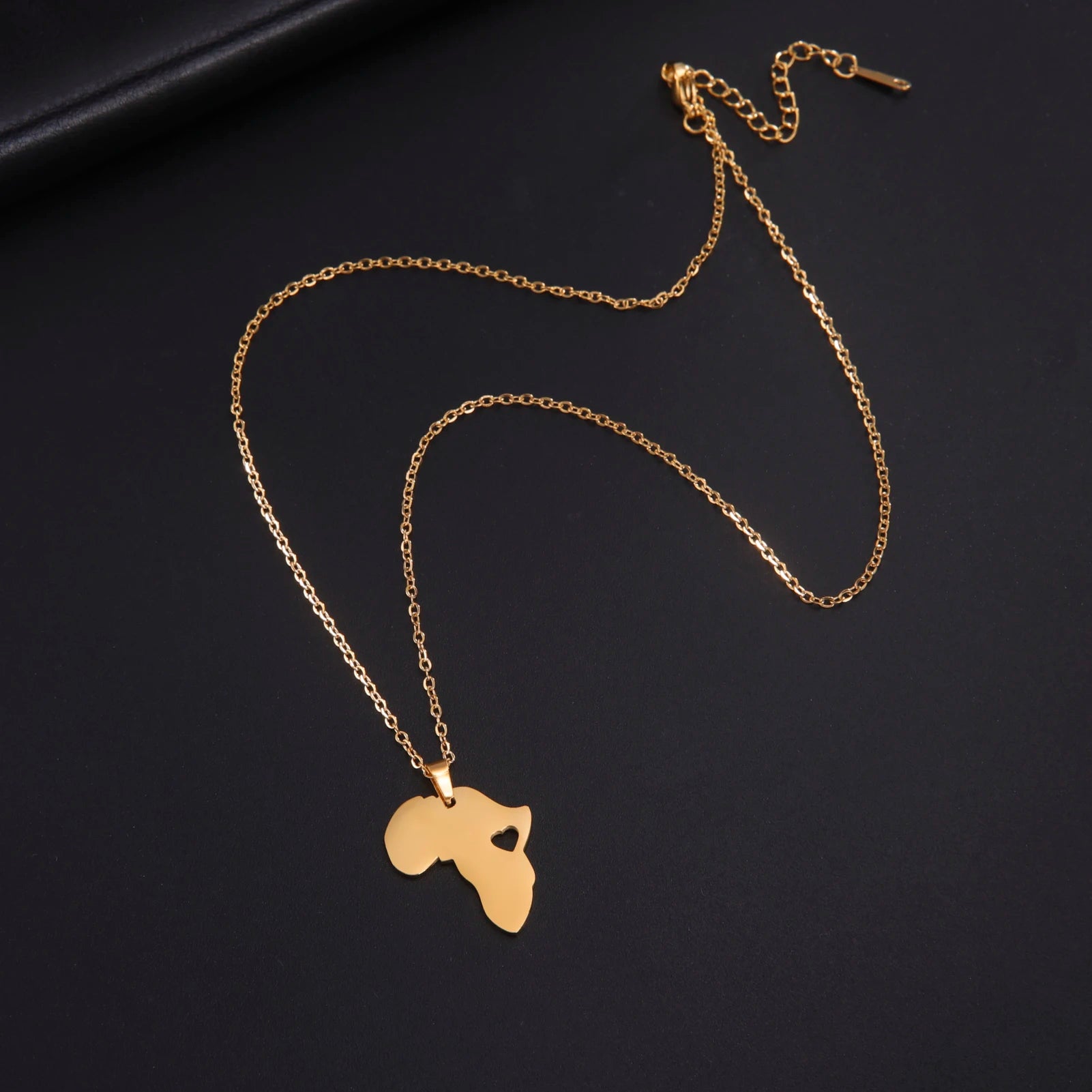 Collar con colgante de mapa africano de moda para mujer – Collar geométrico de acero inoxidable con la bandera de África, color oro, oro rosa o acero