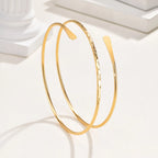 Brazalete minimalista chapado en oro: una joya moderna y llamativa para mujer.