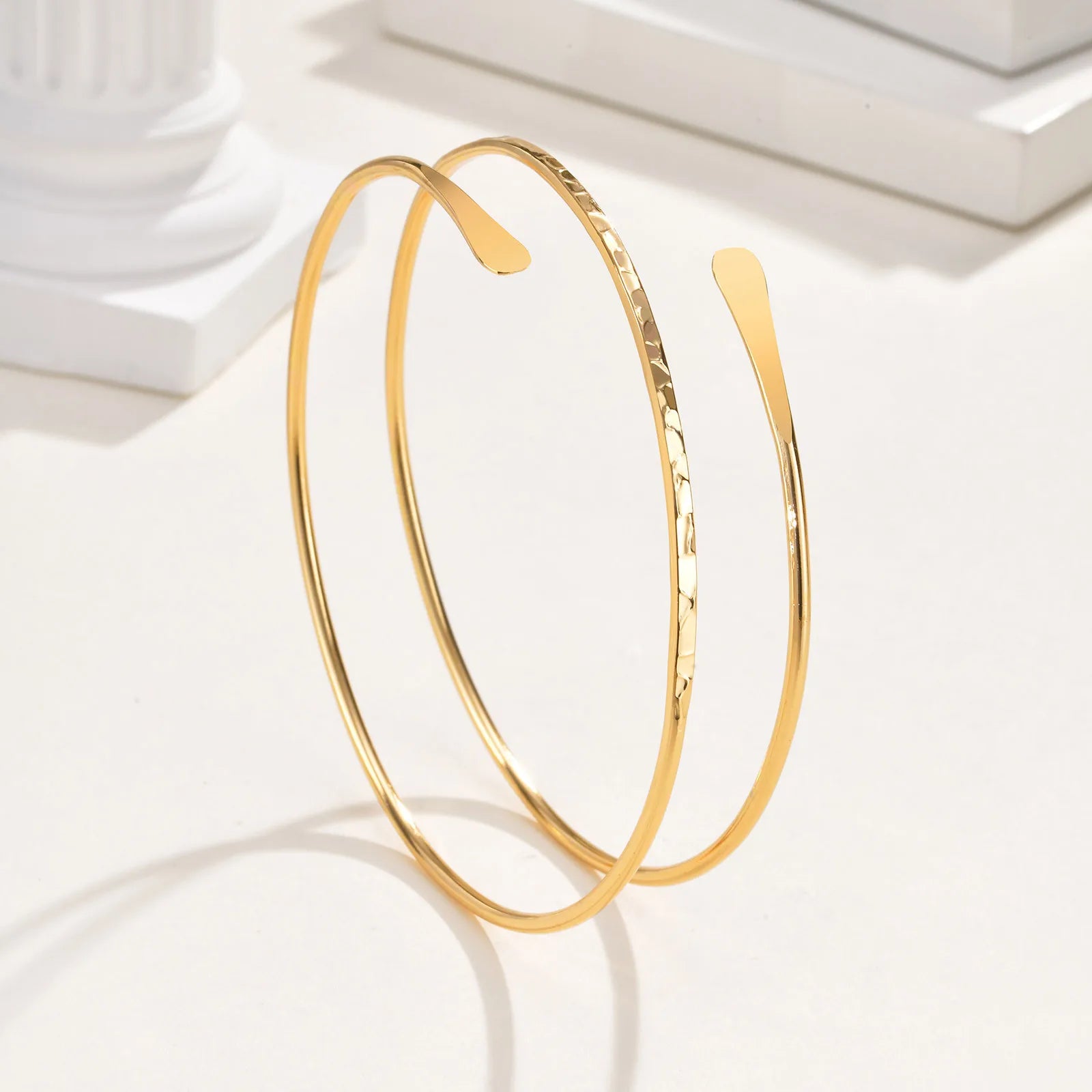 Brazalete minimalista chapado en oro: una joya moderna y llamativa para mujer.
