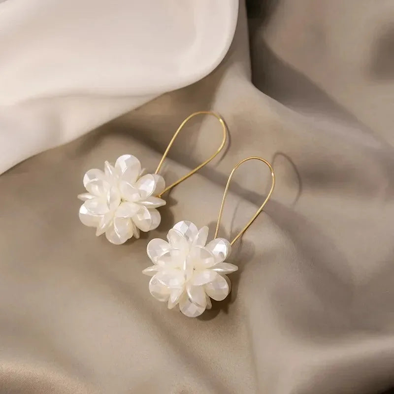 Boucles d'oreilles pendantes en forme de boule de pétales de perles – Boucles d'oreilles longues géométriques à fleurs pour femmes
