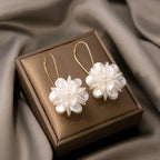 Boucles d'oreilles pendantes en forme de boule de pétales de perles – Boucles d'oreilles longues géométriques à fleurs pour femmes