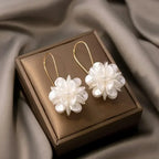 Boucles d'oreilles pendantes en forme de boule de pétales de perles – Boucles d'oreilles longues géométriques à fleurs pour femmes