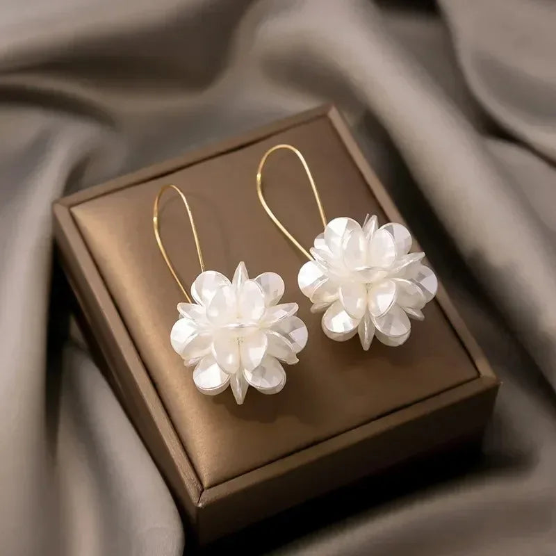 Boucles d'oreilles pendantes en forme de boule de pétales de perles – Boucles d'oreilles longues géométriques à fleurs pour femmes