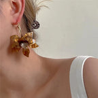 Pendientes de aro con flores de resina blanca y marrón de moda: diseño llamativo de gardenia