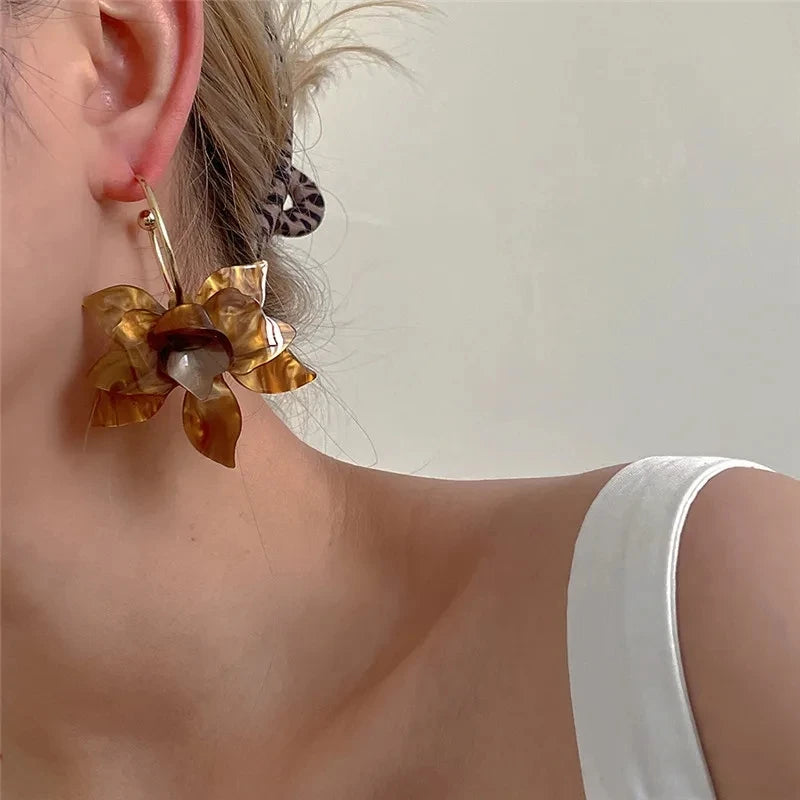 Pendientes de aro con flores de resina blanca y marrón de moda: diseño llamativo de gardenia