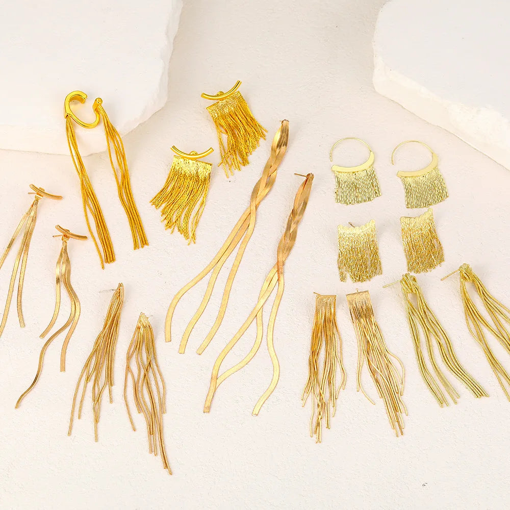 Pendientes llamativos con borlas doradas y brillantes: elegante diseño largo para mujer