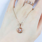 Collier avec pendentif rond en cristal et or rose 14 carats – Chaîne de clavicule classique en zircon pour femme