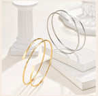Brazalete minimalista chapado en oro: una joya moderna y llamativa para mujer.