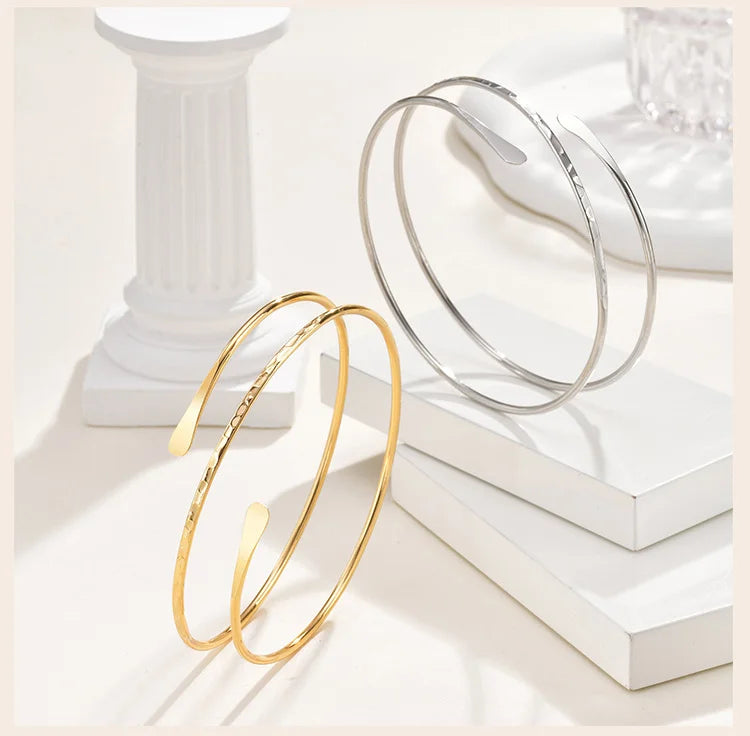 Brazalete minimalista chapado en oro: una joya moderna y llamativa para mujer.