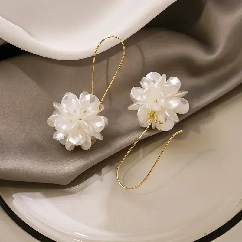 Boucles d'oreilles pendantes en forme de boule de pétales de perles – Boucles d'oreilles longues géométriques à fleurs pour femmes