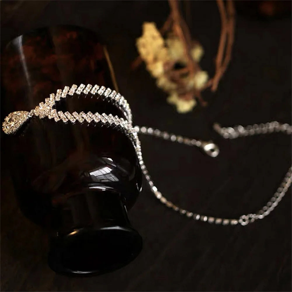 Ensemble luxueux collier et boucles d'oreilles goutte d'eau en cristal – Bijoux de mariée et de fête élégants