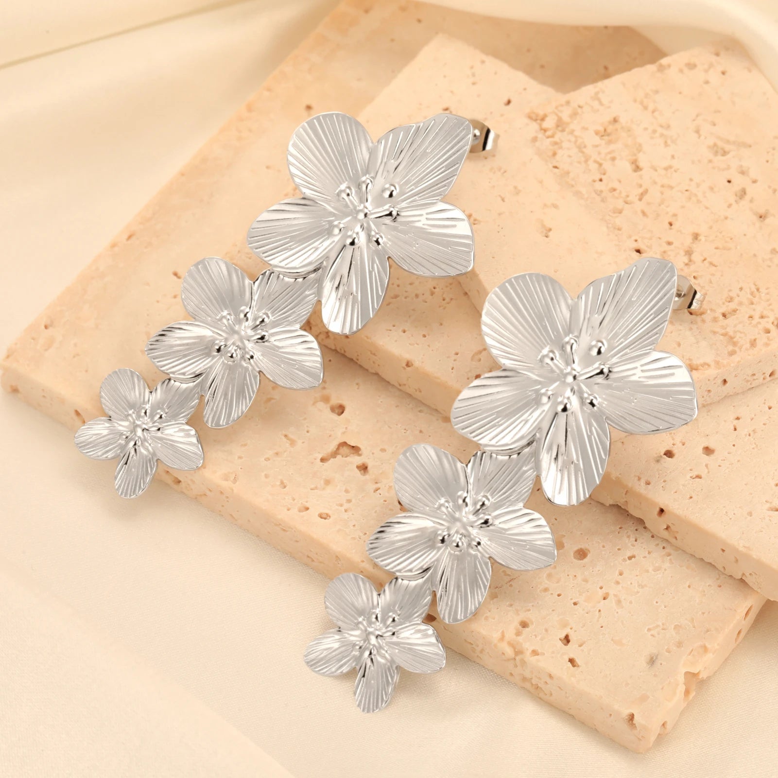 Pendientes Unift Vintage con diseño de flores para mujer: joyas bohemias de acero inoxidable chapado en oro de 14 quilates.