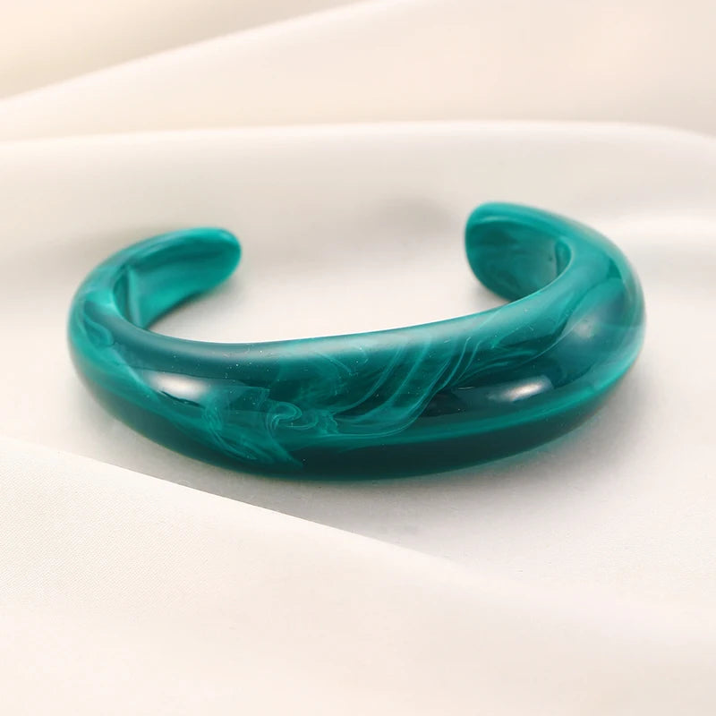 Bracelet manchette irrégulier en acrylique multicolore tendance – Bracelet ouvert géométrique pour femme