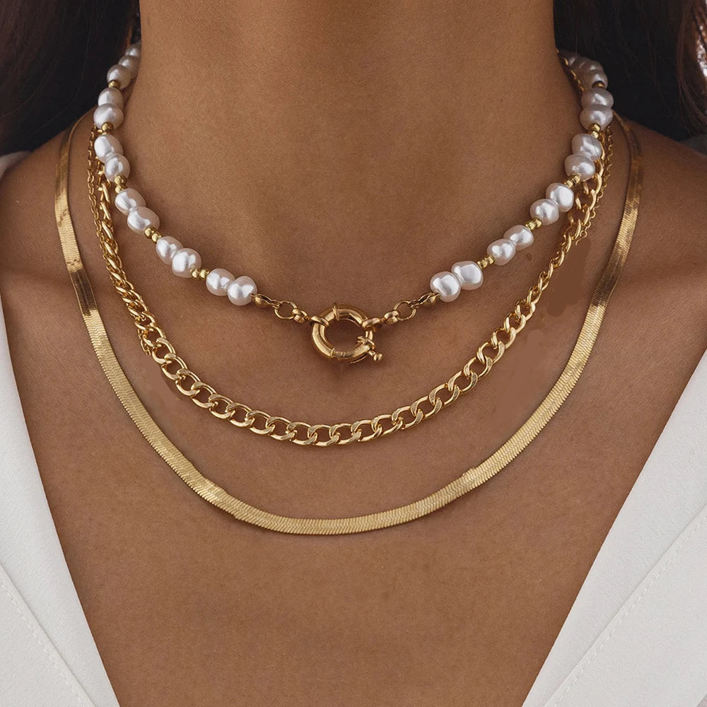 Collier élégant multicouches en perles irrégulières avec pendentif cœur – Collier ras du cou classique pour femme
