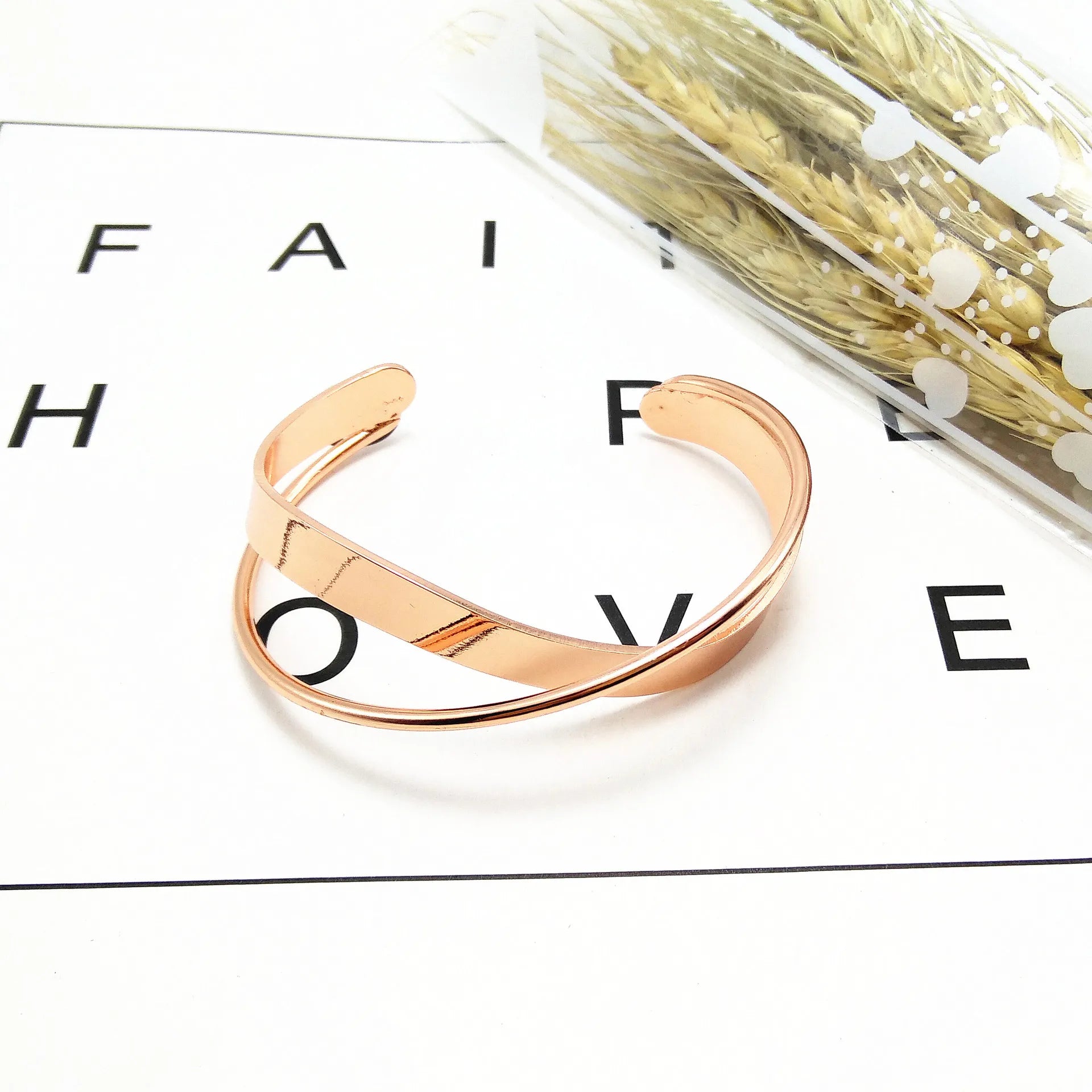 Pulsera Mobius de acero inoxidable chapada en oro: brazalete ajustable de lujo para mujer
