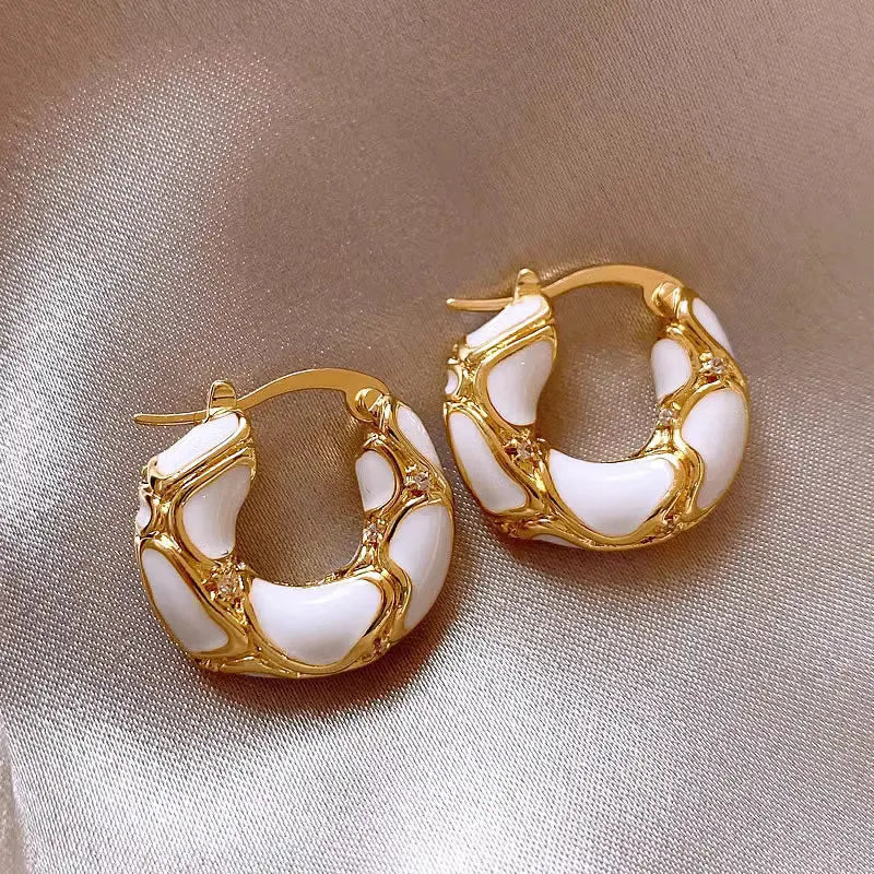 Pendientes de aro pequeños de esmalte vintage: aros texturizados chapados en oro para mujer