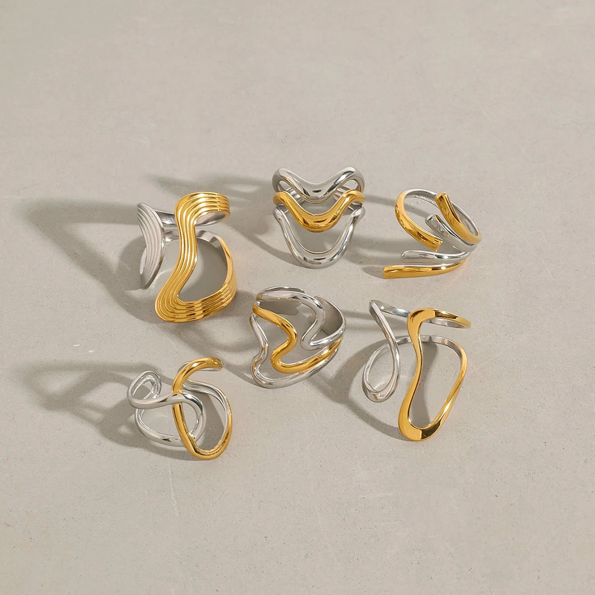 Anillo minimalista irregular de dos tonos: acero inoxidable chapado en oro de 18 quilates, joyería apilable para mujer.