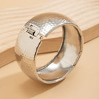 Brazalete ancho Elariah Bold Irregular de oro: pulsera geométrica brillante y llamativa (6 cm)