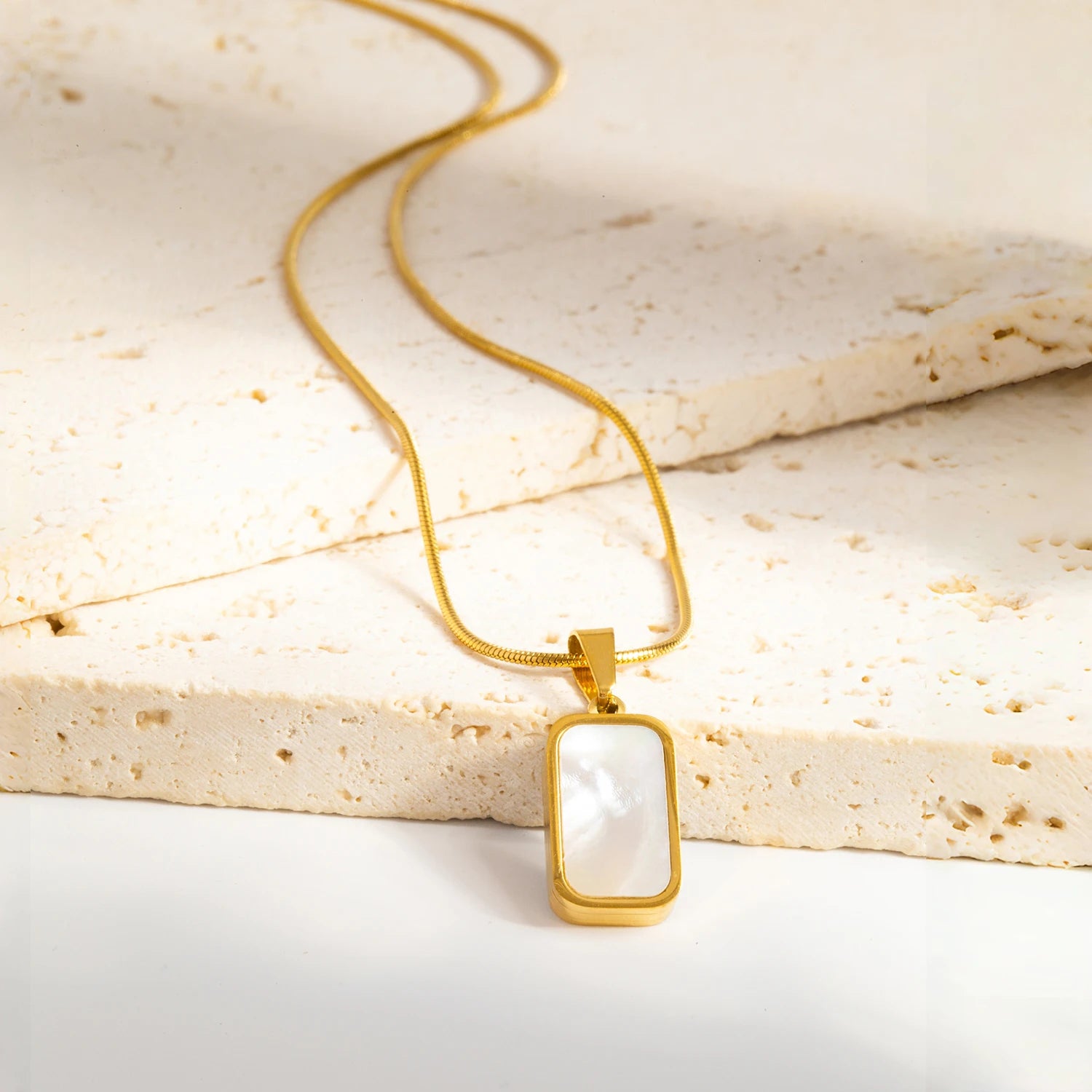 Collier pendentif carré double face – Acier inoxydable plaqué or 18 carats, bijou hypoallergénique pour femme