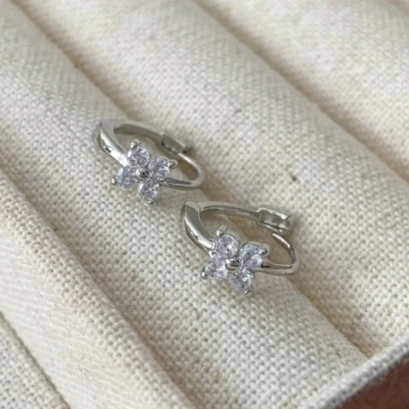 Collier trèfle à quatre feuilles plaqué or 18 carats pour femme – Acier inoxydable avec détails en zircone | Cadeau bijou de luxe